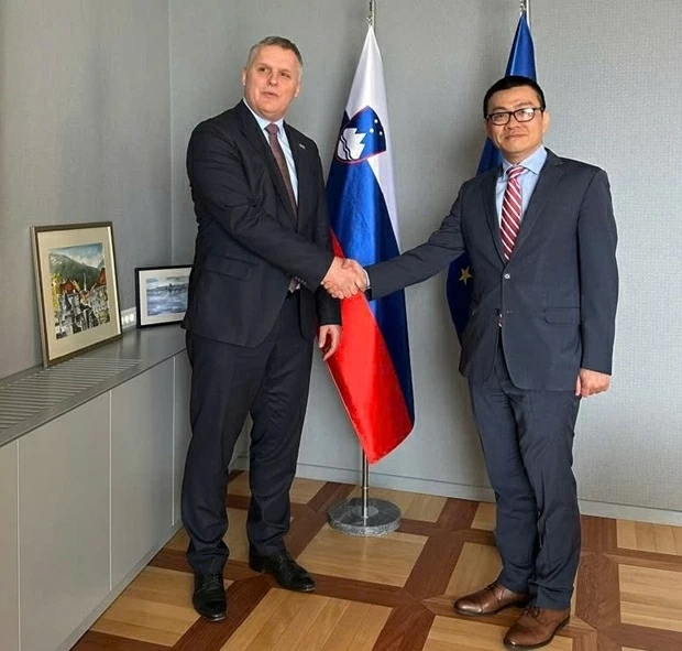 Đại sứ Việt Nam tại Áo và Slovenia Vũ Lê Thái Hoàng đã gặp, làm việc với Bộ trưởng Môi trường, Khí hậu và Năng lượng Slovenia, ông Bojan Kumer; thăm và làm việc với Tổng Giám đốc Nhà máy điện hạt nhân Krško.