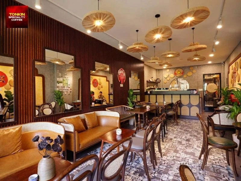 Thưởng thức cà phê trứng Tonkin Coffee gần Chợ Bến Thành