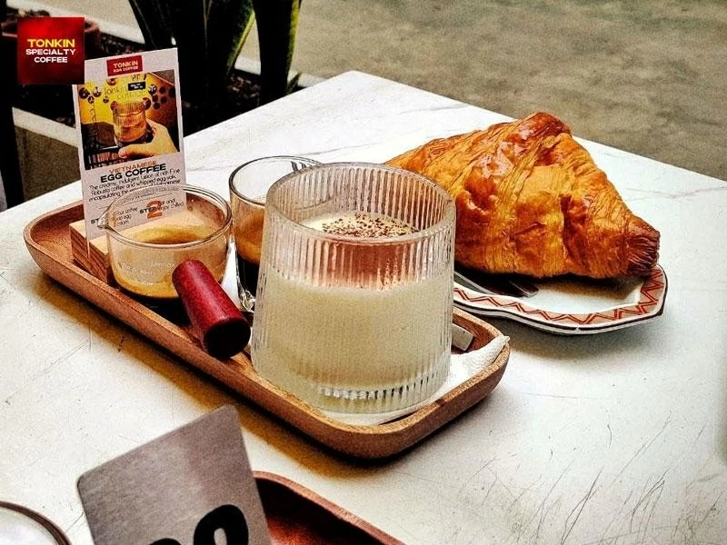 Thưởng thức cà phê trứng Tonkin Coffee gần Chợ Bến Thành