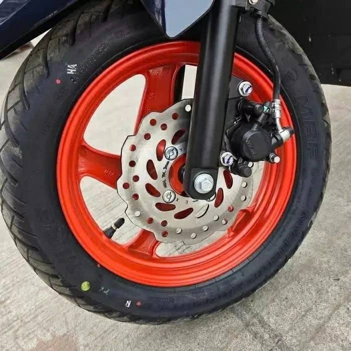 Điểm nhấn đáng chú ý của Honda Dio 125 X Edition nằm ở bộ mâm hợp kim sơn đỏ tương phản. Điểm nhấn đáng chú ý của Honda Dio 125 X Edition nằm ở bộ mâm hợp kim sơn đỏ tương phản.
