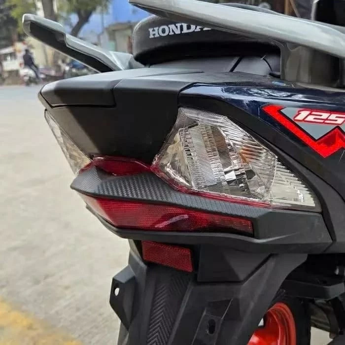 Honda Dio 125 X Edition đã bắt đầu có mặt tại hệ thống đại lý và được mở bán với giá niêm yết 87.733 Rs, tương đương khoảng 21,9 triệu đồng. Honda Dio 125 X Edition đã bắt đầu có mặt tại hệ thống đại lý và được mở bán với giá niêm yết 87.733 Rs, tương đương khoảng 21,9 triệu đồng.