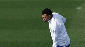 Real Madrid và ê-kíp của Mbappe bất đồng về chấn thương