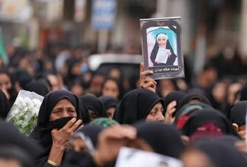 Chiến tranh trên gương mặt người đàn bà Chiến tranh trên gương mặt người đàn bà