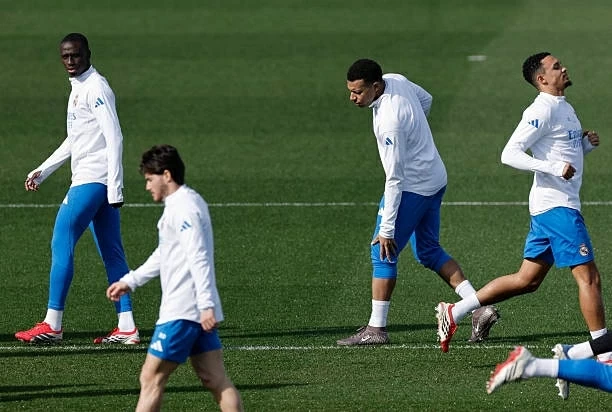 Real Madrid và ê-kíp của Mbappe bất đồng về chấn thương