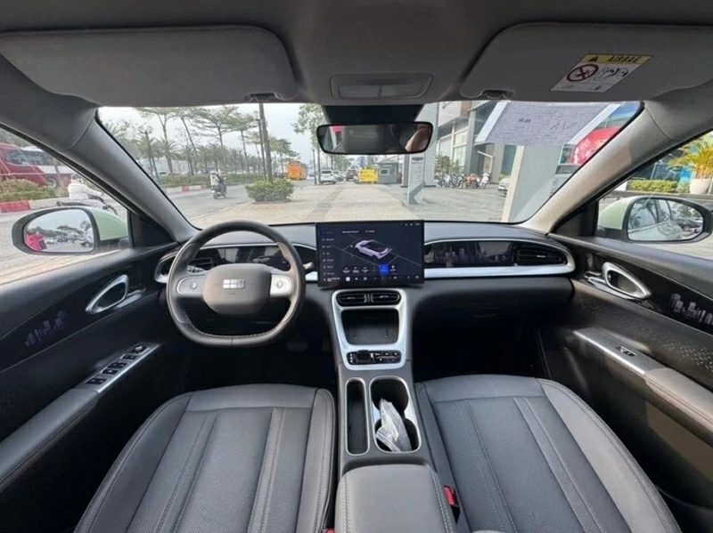 Không gian nội thất Geely EX2 được bố trí theo phong cách đối xứng, tạo cảm giác gọn gàng và dễ làm quen. 