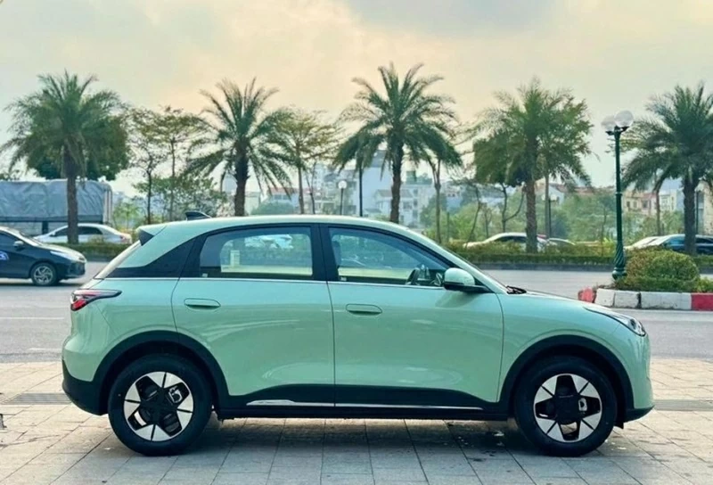 EX2 theo đuổi phong cách mềm mại, ưu tiên các đường nét bo tròn thay vì những mảng khối góc cạnh thường thấy ở SUV cỡ nhỏ.