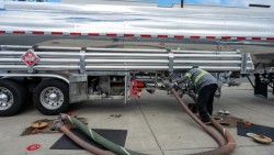 Tháo chạy khỏi làn sóng AI giữa nỗi lo lạm phát giá dầu