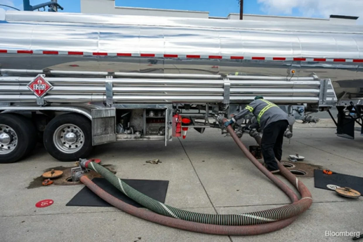 Các nhà đầu tư đang phải đánh giá lại mức độ rủi ro, tính toán kịch bản lạm phát do giá dầu tăng cao. (Nguồn: Bloomberg)