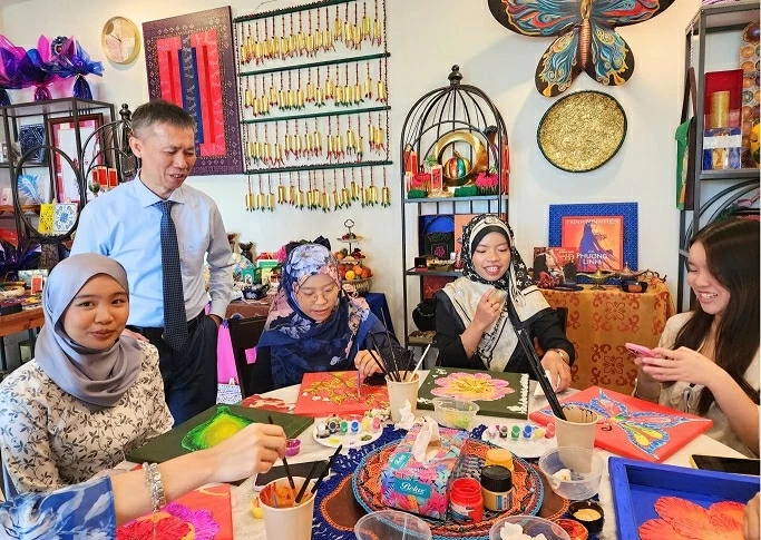 Đưa văn hóa vào hoạt động đối ngoại và kết nối đối tác tại Brunei Darussalam