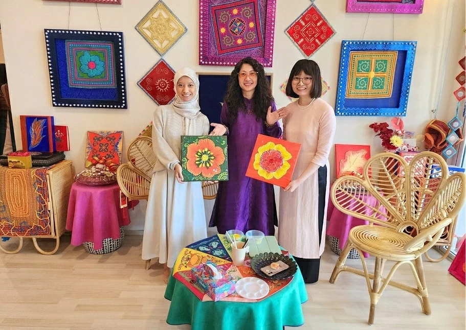 Đưa văn hóa vào hoạt động đối ngoại và kết nối đối tác tại Brunei Darussalam Đưa văn hóa vào hoạt động đối ngoại và kết nối đối tác tại Brunei Darussalam