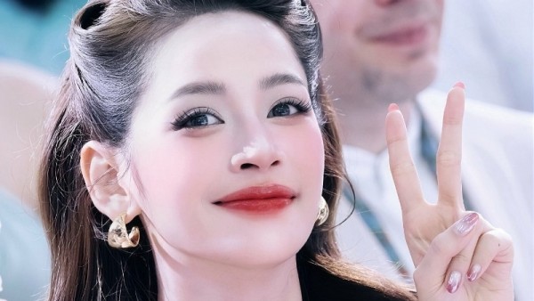 Sao Việt: Hoa hậu Ngọc Châu đẹp rạng ngời, Chi Pu rạng rỡ khi xuất hiện tại sự kiện