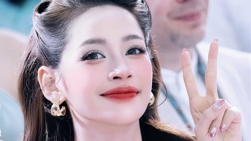 Sao Việt: Hoa hậu Ngọc Châu đẹp rạng ngời, Chi Pu rạng rỡ khi xuất hiện tại sự kiện