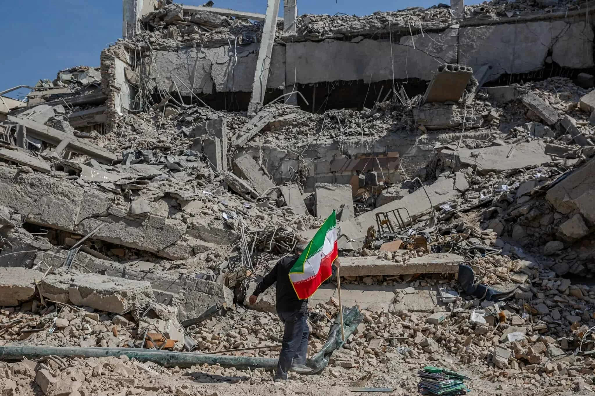 Một đồn cảnh sát ở Iran sau các cuộc không kích của Mỹ và Israel. The New York Times