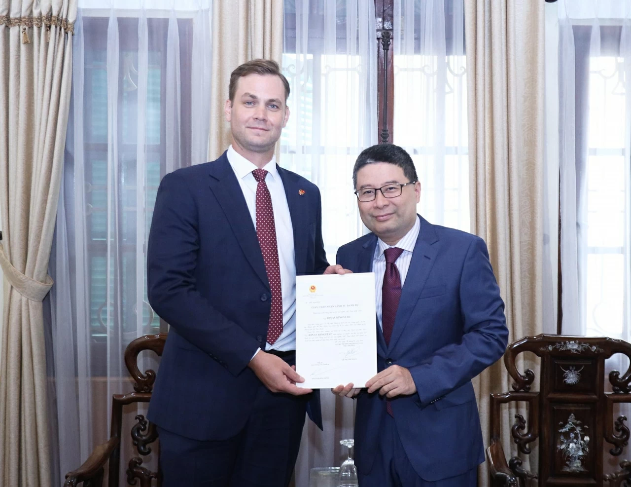 Doãn Hoàng Minh đã trao  Giấy Chấp nhận lãnh sự cho ông Jonas Ringstad, Lãnh sự danh dự của  Vương quốc Na Uy tại Thành phố Hồ Chí Minh. 