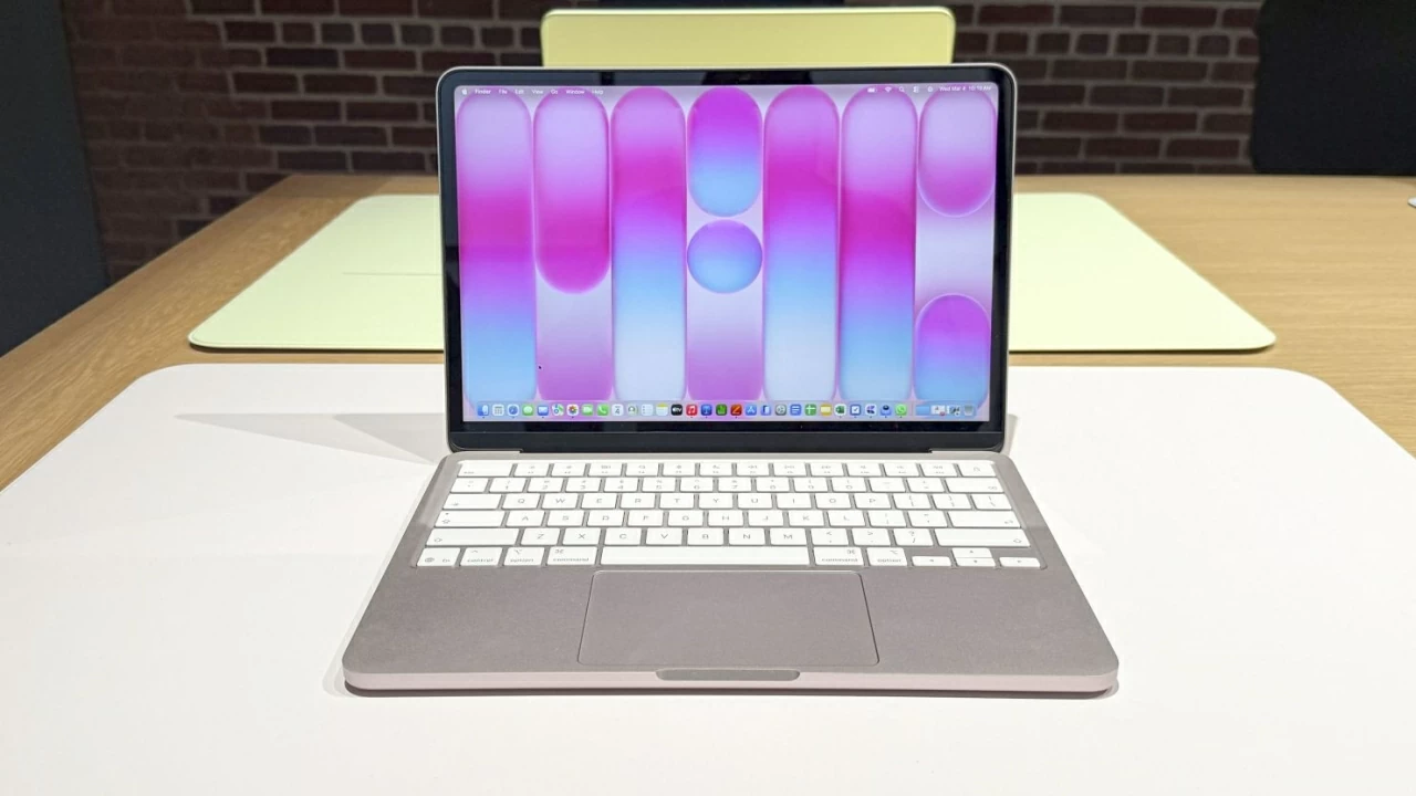 Về cấu hình, MacBook Neo được trang bị chip Apple A18 Pro. 