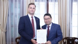 Trao Giấy Chấp nhận lãnh sự cho Lãnh sự danh dự Vương quốc Na Uy tại 
TP. Hồ Chí Minh