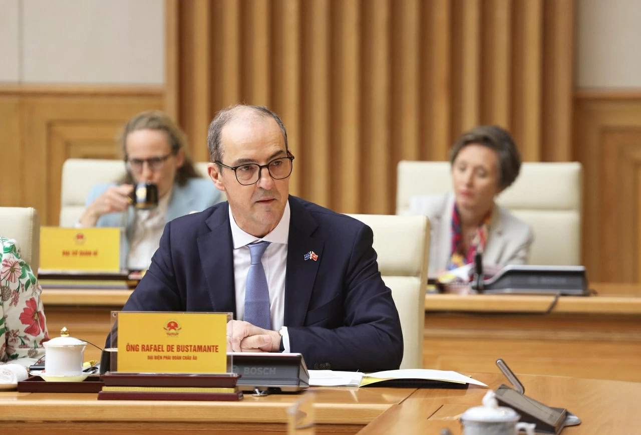 Đại biện lâm thời EU tại Việt Nam Rafael De Bustamante phát biểu tại buổi gặp mặt. (Ảnh: Thành Long)