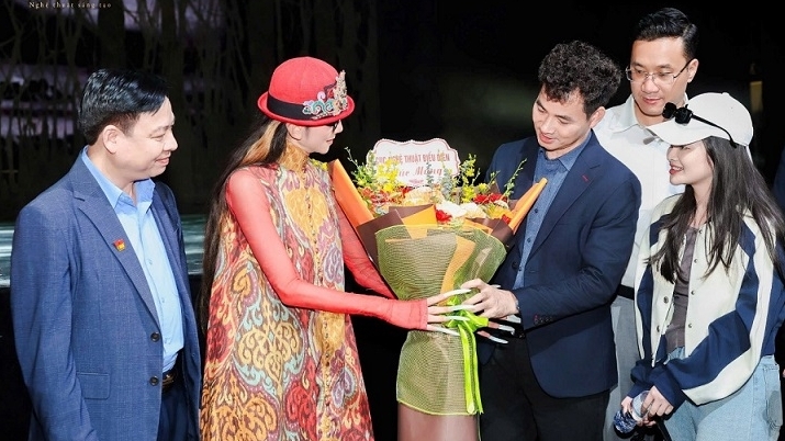 Nghệ sĩ múa Dương Lệ Bình tổng duyệt vũ kịch 'Khổng Tước – The Peacock Hanoi 2026' trước giờ công diễn