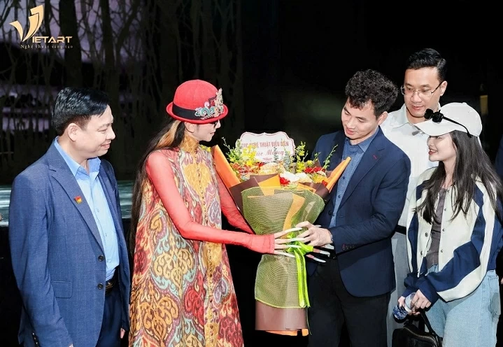 Nghệ sĩ múa Dương Lệ Bình tổng duyệt vũ kịch 'Khổng Tước – The Peacock Hanoi 2026' trước giờ công diễn