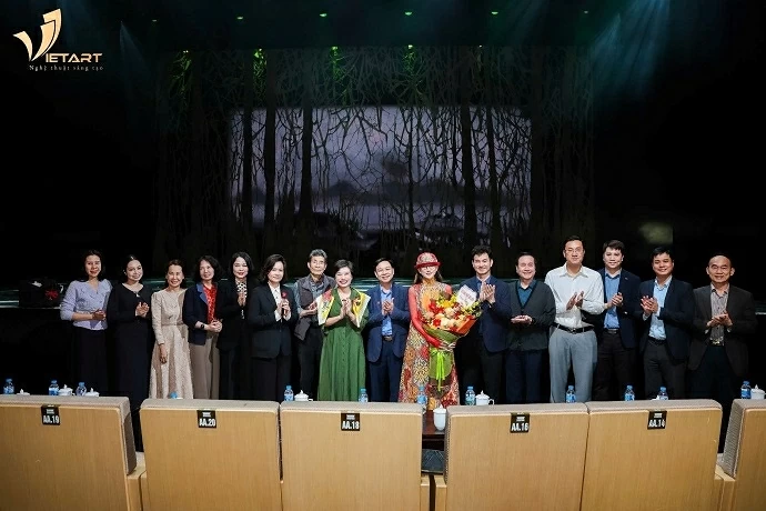 Nghệ sĩ múa Dương Lệ Bình tổng duyệt vũ kịch 'Khổng Tước – The Peacock Hanoi 2026' trước giờ công diễn