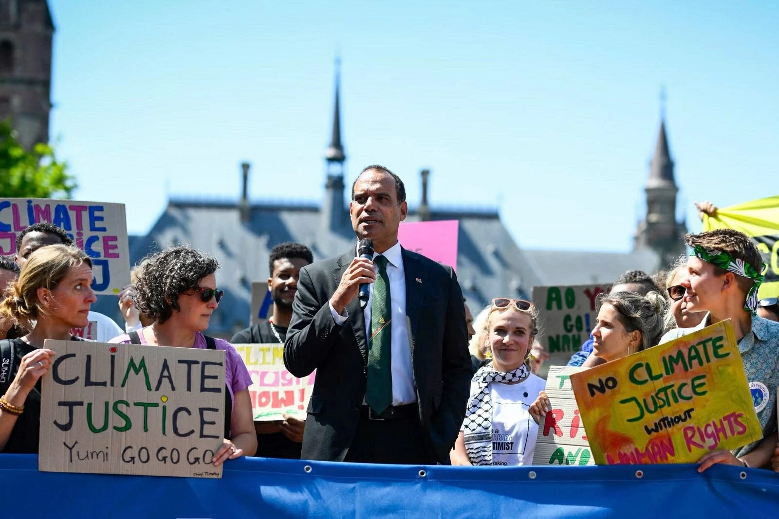 Ông Ralph Regenvanu, Bộ trưởng phụ trách thích ứng biến đổi khí hậu của Vanuatu, tham gia một cuộc vận động bên lề phiên làm việc của Tòa án Công lý Quốc tế (ICJ) vào ngày 23/7/2025. (Nguồn: Getty Images) Ông Ralph Regenvanu, Bộ trưởng phụ trách thích ứng biến đổi khí hậu của Vanuatu, tham gia một cuộc vận động bên lề phiên làm việc của Tòa án Công lý Quốc tế (ICJ) vào ngày 23/7/2025. (Nguồn: Getty Images)