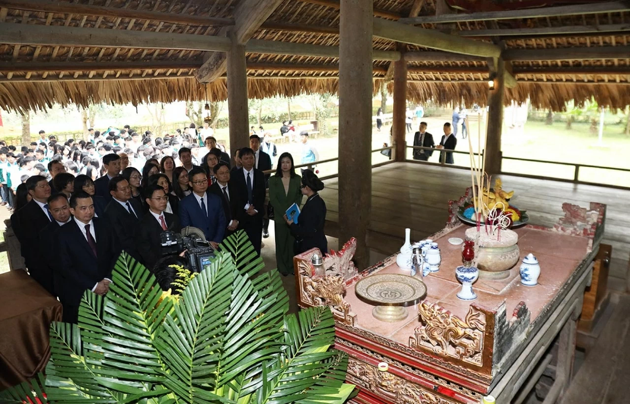Tiếp đó, Thứ trưởng Ngô Lê Văn và các đại biểu đã đến tham quan, dâng hương tại đình Tân Trào và tham quan cây đa Tân Trào, những địa danh lịch sử đặc biệt của đất nước, nơi gắn liền với tên tuổi và sự nghiệp hoạt động cách mạng của Chủ tịch Hồ Chí Minh và các lãnh đạo tiền bối có công gây dựng, phát triển phong trào cách mạng Việt Nam từ buổi ban đầu. Đây cũng là nơi ghi dấu những sự kiện trọng đại của đất nước trong thời kỳ chuẩn bị Tổng khởi nghĩa giành chính quyền Tháng Tám năm 1945 và trong cuộc kháng chiến chống thực dân Pháp xâm lược. (Ảnh: Thành Long) Tiếp đó, Thứ trưởng Ngô Lê Văn và các đại biểu đã đến tham quan, dâng hương tại đình Tân Trào và tham quan cây đa Tân Trào, những địa danh lịch sử đặc biệt của đất nước, nơi gắn liền với tên tuổi và sự nghiệp hoạt động cách mạng của Chủ tịch Hồ Chí Minh và các lãnh đạo tiền bối có công gây dựng, phát triển phong trào cách mạng Việt Nam từ buổi ban đầu. Đây cũng là nơi ghi dấu những sự kiện trọng đại của đất nước trong thời kỳ chuẩn bị Tổng khởi nghĩa giành chính quyền Tháng Tám năm 1945 và trong cuộc kháng chiến chống thực dân Pháp xâm lược. (Ảnh: Thành Long)