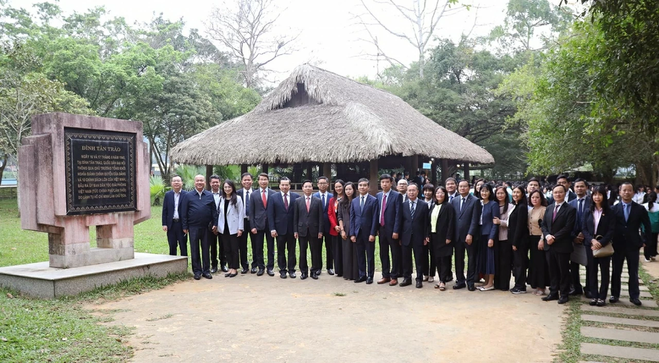 Tiếp đó, Thứ trưởng Ngô Lê Văn và các đại biểu đã đến tham quan, dâng hương tại đình Tân Trào và tham quan cây đa Tân Trào, những địa danh lịch sử đặc biệt của đất nước, nơi gắn liền với tên tuổi và sự nghiệp hoạt động cách mạng của Chủ tịch Hồ Chí Minh v