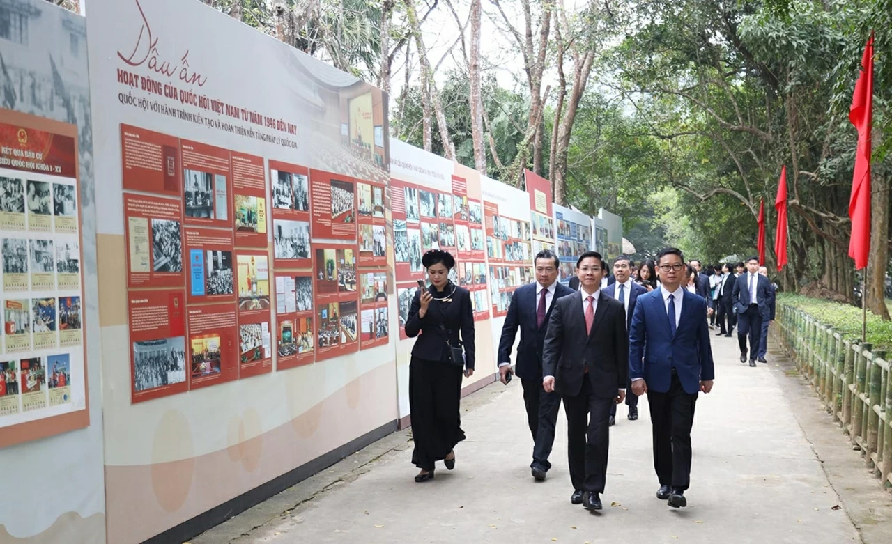 Thứ trưởng Ngoại giao Ngô Lê Văn dẫn đầu Đoàn Trưởng cơ quan Việt Nam ở nước ngoài nhiệm kỳ 2025-2028 dâng hương tại Khu di tích Quốc gia đặc biệt Tân Trào. (Ảnh; Thành Long)