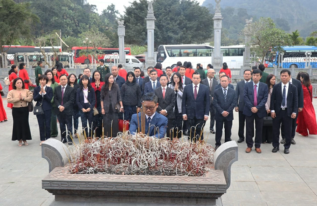 Đoàn Trưởng Cơ quan đại diện hôm nay gồm 26 đồng chí, phụ trách 67 địa bàn tại châu Á, châu Phi, châu Mỹ và châu Âu. (Ảnh: Thành Long)