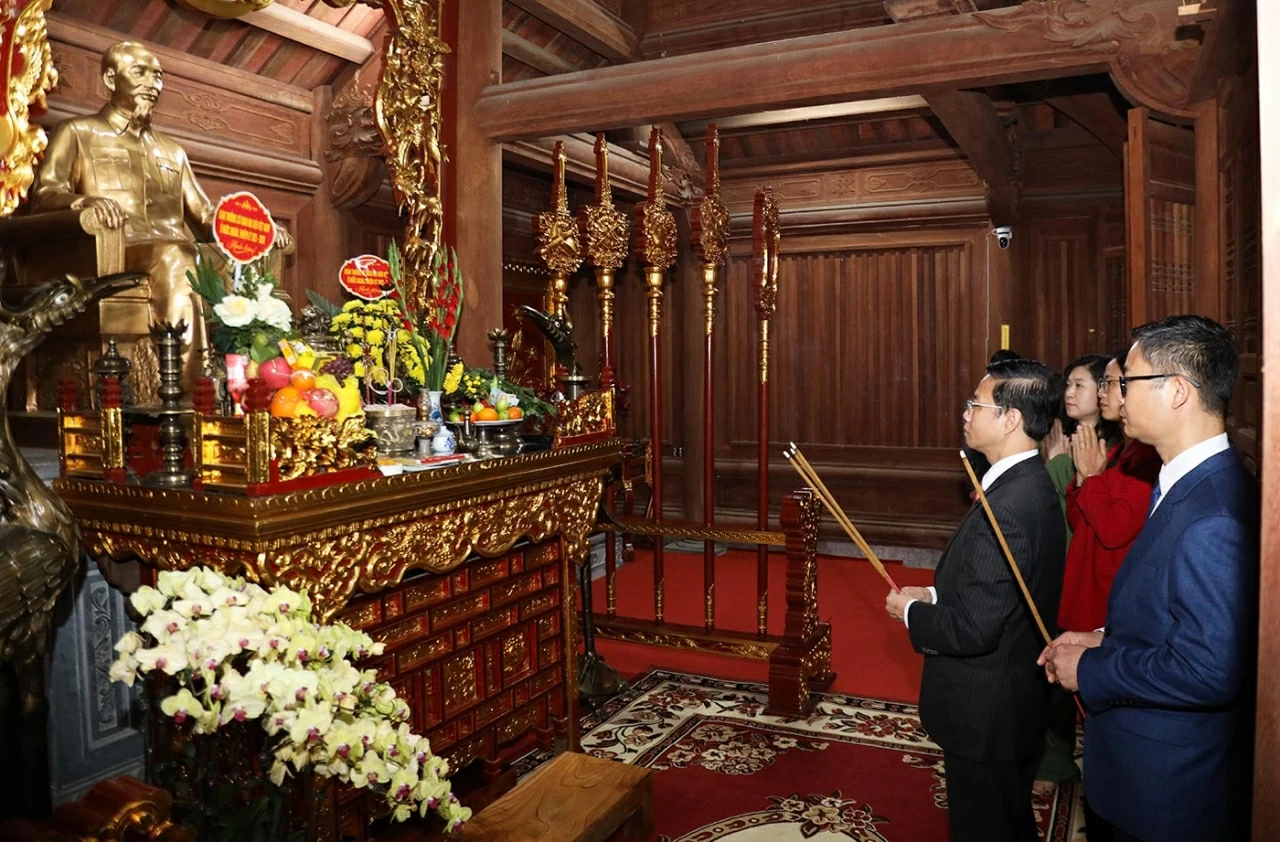 Đoàn bày tỏ tấm lòng thành kính và biết ơn vô hạn đối với công lao to lớn của Chủ tịch Hồ Chí Minh và các chiến sĩ cộng sản kiên trung, bất khuất, suốt đời đấu tranh vì độc lập dân tộc, thống nhất Tổ quốc, vì tự do, hạnh phúc của nhân dân. (Ảnh: Thành Long)