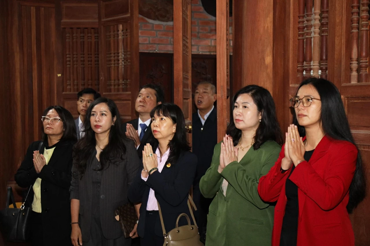 Đoàn bày tỏ tấm lòng thành kính và biết ơn vô hạn đối với công lao to lớn của Chủ tịch Hồ Chí Minh và các chiến sĩ cộng sản kiên trung, bất khuất, suốt đời đấu tranh vì độc lập dân tộc, thống nhất Tổ quốc, vì tự do, hạnh phúc của nhân dân. (Ảnh: Thành Lon