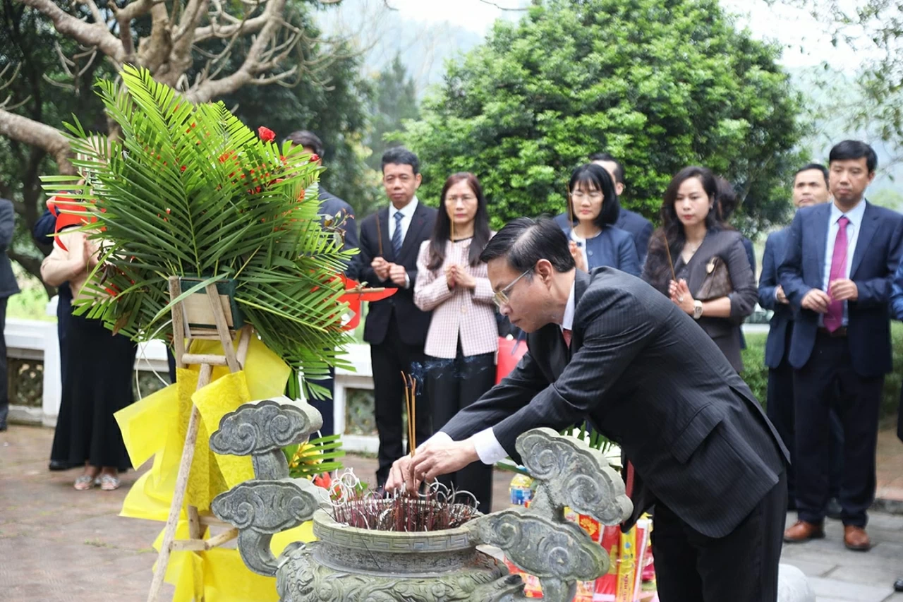 Thứ trưởng Ngoại giao Ngô Lê Văn cùng Đoàn Trưởng cơ quan Việt Nam ở nước ngoài nhiệm kỳ 2025-2028 thắp nén hương tri ân, tưởng nhớ công lao to lớn của các thế hệ tiền bối. (Ảnh: Thành Long) Thứ trưởng Ngoại giao Ngô Lê Văn cùng Đoàn Trưởng cơ quan Việt Nam ở nước ngoài nhiệm kỳ 2025-2028 thắp nén hương tri ân, tưởng nhớ công lao to lớn của các thế hệ tiền bối. (Ảnh: Thành Long)