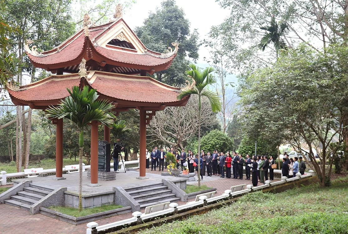 Tại Khu di tích lịch sử Bộ Ngoại giao, đoàn đã làm lễ dâng hương tri ân, tưởng nhớ công lao to lớn của các thế hệ cán bộ qua các thời kỳ, đứng đầu là Chủ tịch Hồ Chí Minh - vị Bộ trưởng Ngoại giao đầu tiên, trực tiếp dẫn dắt và rèn luyện ngành Ngoại giao ngay từ những ngày đầu thành lập. (Ảnh: Thành Long)