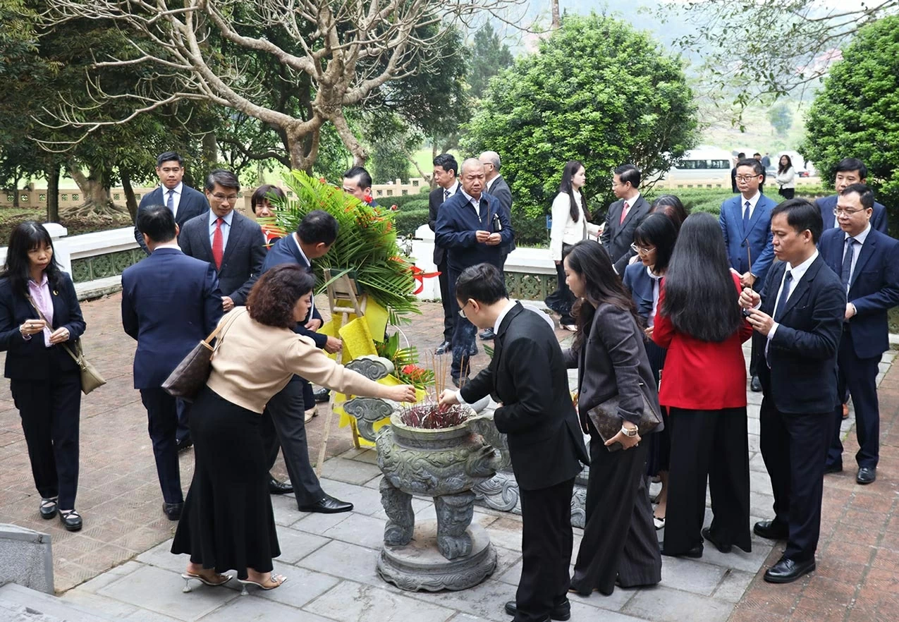 Thứ trưởng Ngoại giao Ngô Lê Văn cùng Đoàn Trưởng cơ quan Việt Nam ở nước ngoài nhiệm kỳ 2025-2028 thắp nén hương tri ân, tưởng nhớ công lao to lớn của các thế hệ tiền bối. (Ảnh: Thành Long) Thứ trưởng Ngoại giao Ngô Lê Văn cùng Đoàn Trưởng cơ quan Việt Nam ở nước ngoài nhiệm kỳ 2025-2028 thắp nén hương tri ân, tưởng nhớ công lao to lớn của các thế hệ tiền bối. (Ảnh: Thành Long)