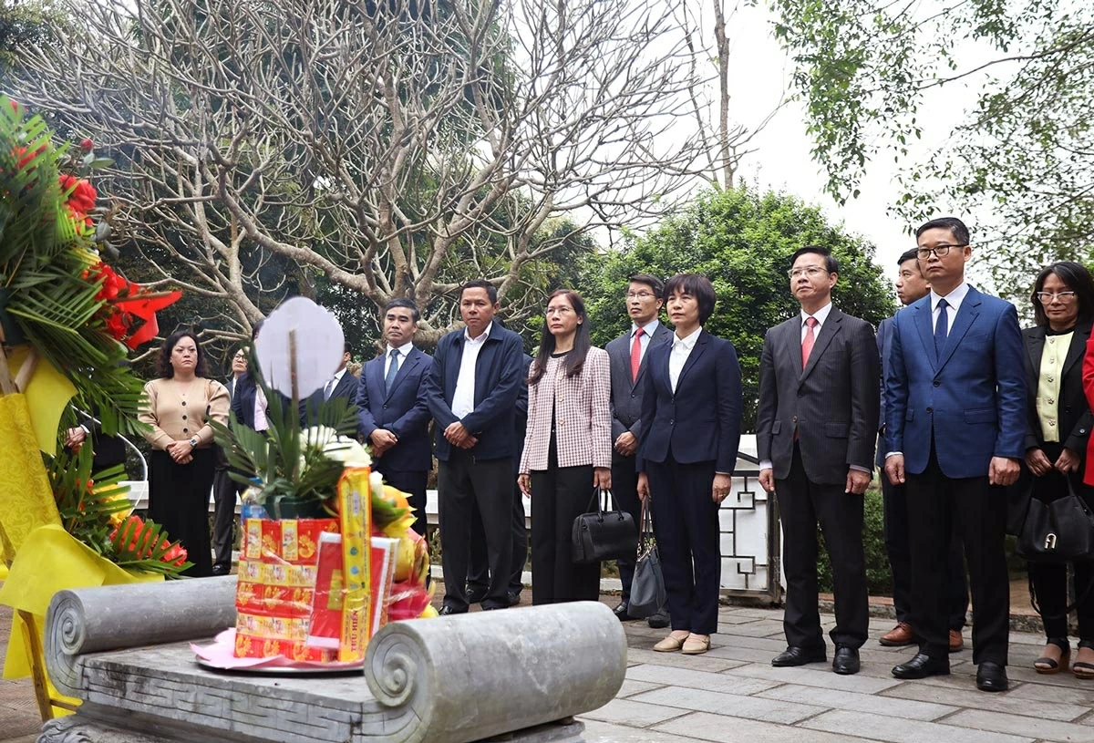 Mảnh đất lịch sử này chứng kiến những bước đầu hình thành và phát triển của Ngoại giao Việt Nam trong giai đoạn còn non trẻ, điều kiện khó khăn, thiếu thốn về vật chất, kỹ thuật, nhân lực. Ngày nay, Việt Nam đã hội nhập sâu rộng, có quan hệ ngoại giao với 193 quốc gia, là thành viên tích cực, có trách nhiệm của hơn 70 tổ chức quốc tế và khu vực. (Ảnh: Thành Long) Mảnh đất lịch sử này chứng kiến những bước đầu hình thành và phát triển của Ngoại giao Việt Nam trong giai đoạn còn non trẻ, điều kiện khó khăn, thiếu thốn về vật chất, kỹ thuật, nhân lực. Ngày nay, Việt Nam đã hội nhập sâu rộng, có quan hệ ngoại giao với 193 quốc gia, là thành viên tích cực, có trách nhiệm của hơn 70 tổ chức quốc tế và khu vực. (Ảnh: Thành Long)