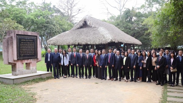 Đoàn Trưởng cơ quan đại diện Việt Nam ở nước ngoài nhiệm kỳ 2025-2028 dâng hương tại Tân Trào và Khu di tích lịch sử Bộ Ngoại giao