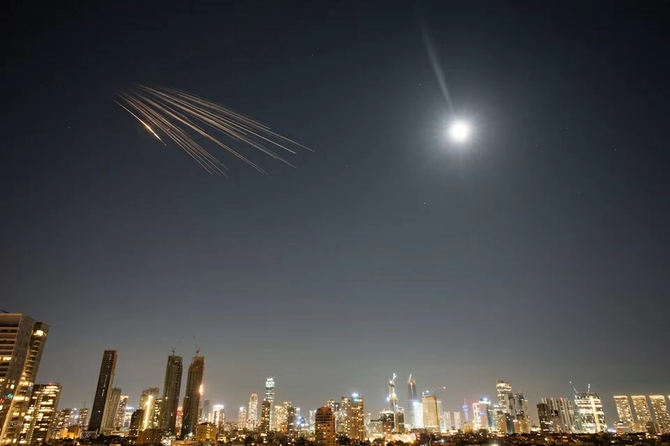 Iran phóng loạt hỏa lực siêu vượt âm, phản bác lời đồn cạn kiệt tên lửa