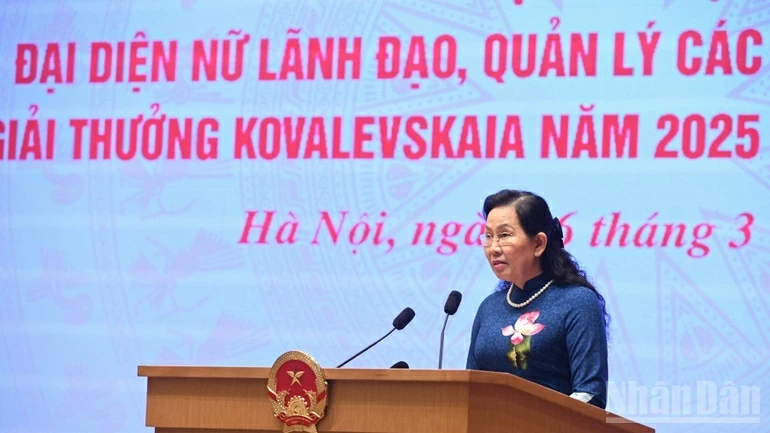 Phát huy vai trò của đội ngũ trí thức nữ trong giai đoạn phát triển mới Phát huy vai trò của đội ngũ trí thức nữ trong giai đoạn phát triển mới