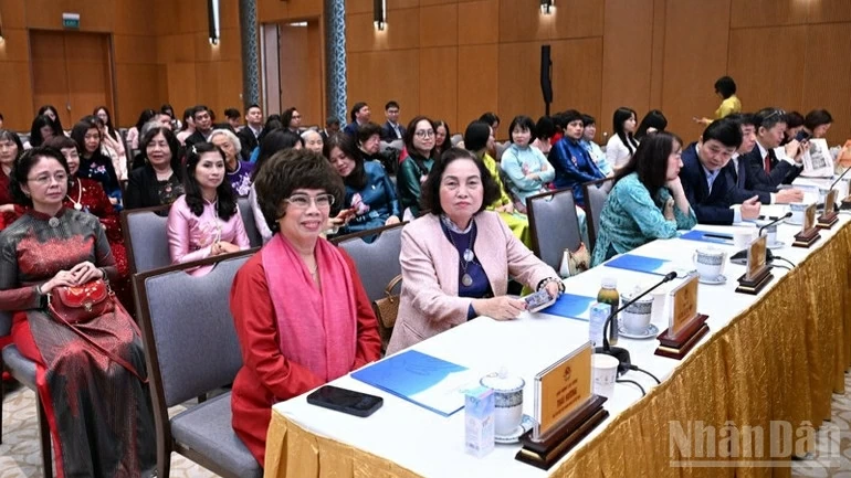 Phát huy vai trò của đội ngũ trí thức nữ trong giai đoạn phát triển mới Phát huy vai trò của đội ngũ trí thức nữ trong giai đoạn phát triển mới