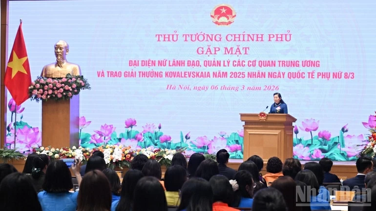 Phát huy vai trò của đội ngũ trí thức nữ trong giai đoạn phát triển mới Phát huy vai trò của đội ngũ trí thức nữ trong giai đoạn phát triển mới