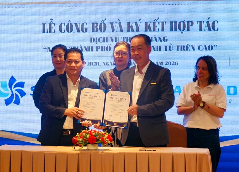 Sáng 6/3, các doanh nghiệp lữ hành tại TP.HCM đã ký kết hợp tác khai thác tour bay trực thăng, đánh dấu bước khởi động lại sản phẩm du lich