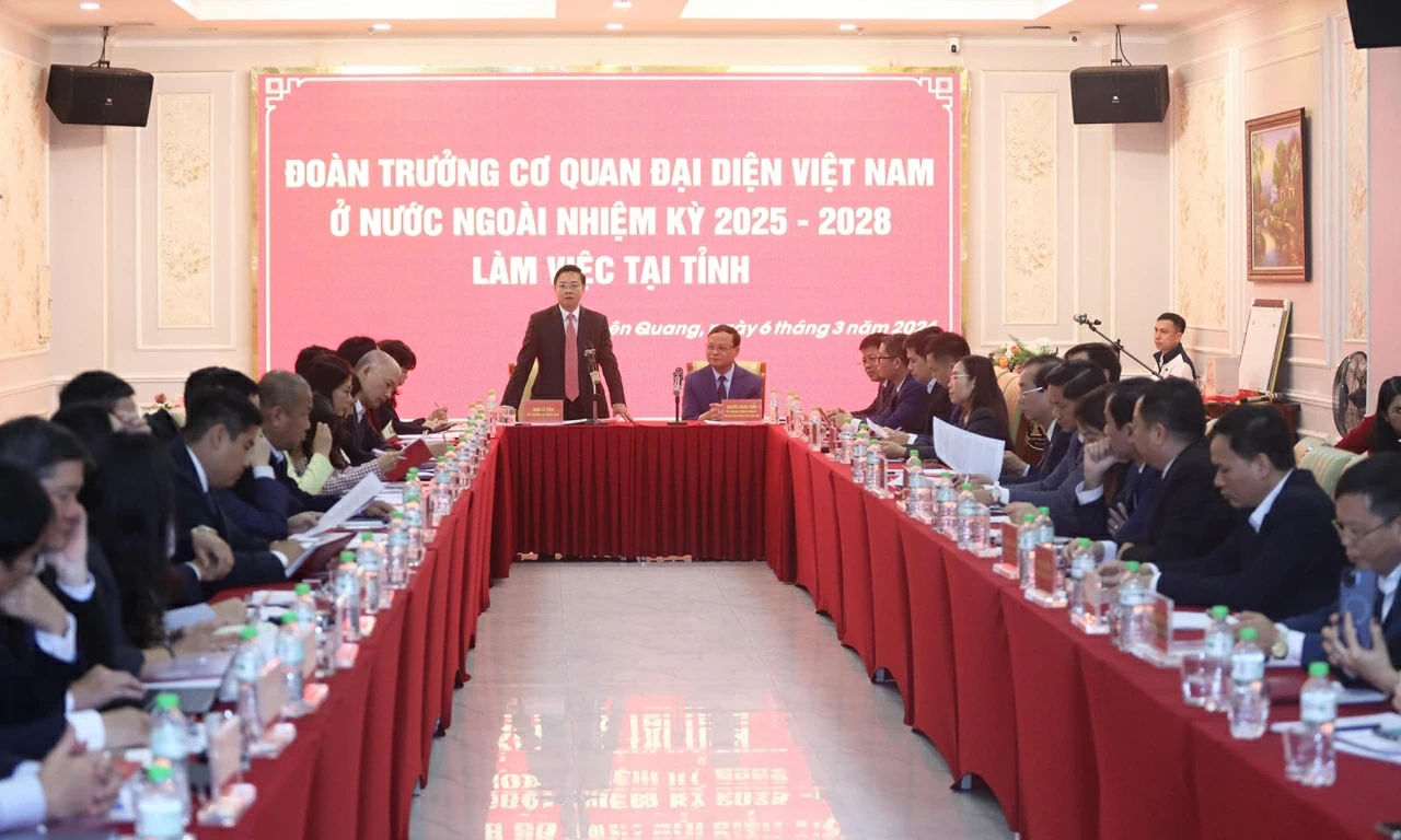 Toàn cảnh buổi làm việc giữa Đoàn Trưởng Cơ quan đại diện Việt Nam ở nước ngoài, nhiệm kỳ 2025 – 2028 đã thăm và làm việc tại tỉnh Tuyên Quang. (Ảnh: Thành Long)