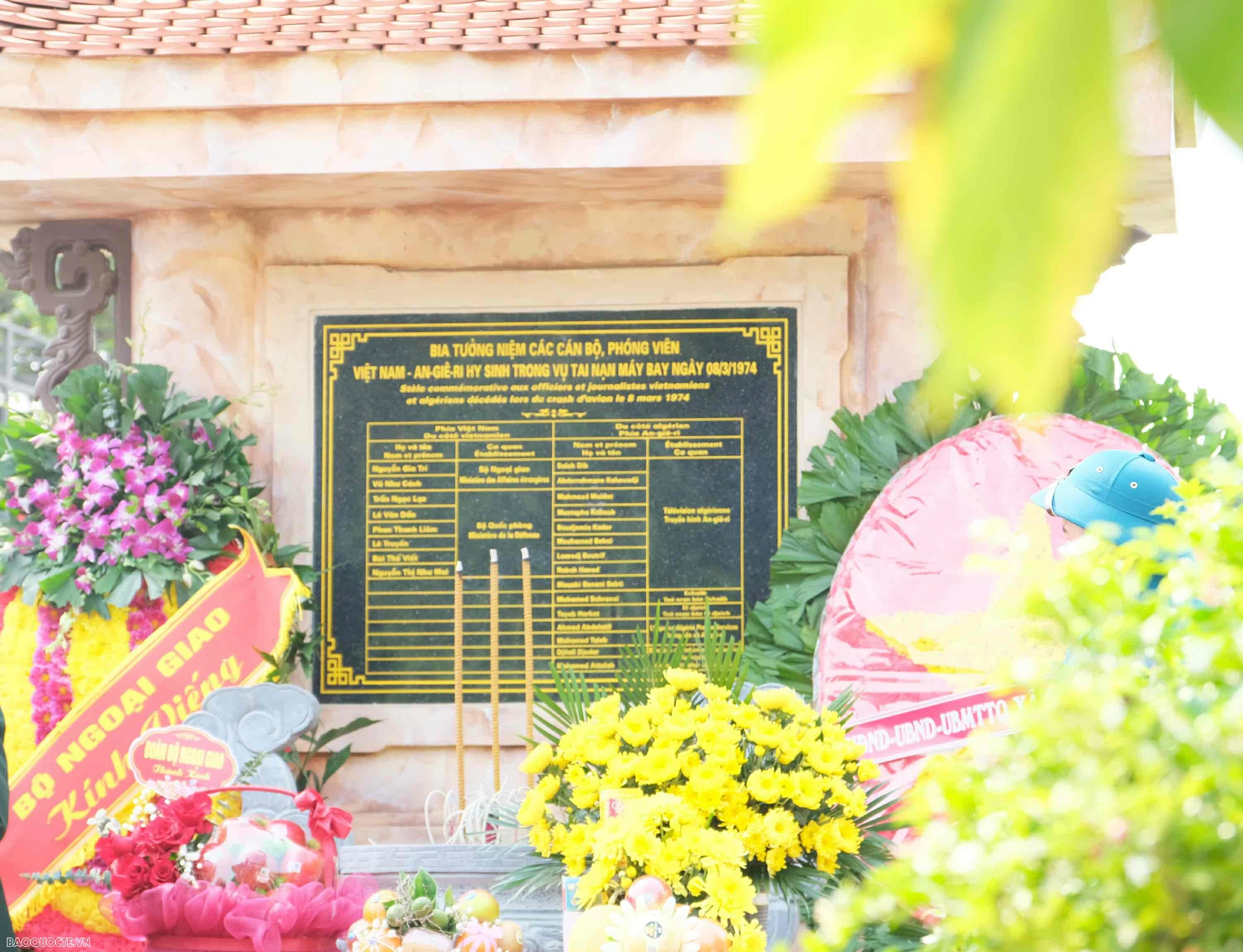 Lễ tưởng niệm 52 năm các cán bộ, phóng viên Việt Nam-Algeria hy sinh trong vụ tai nạn máy bay tại Sóc Sơn