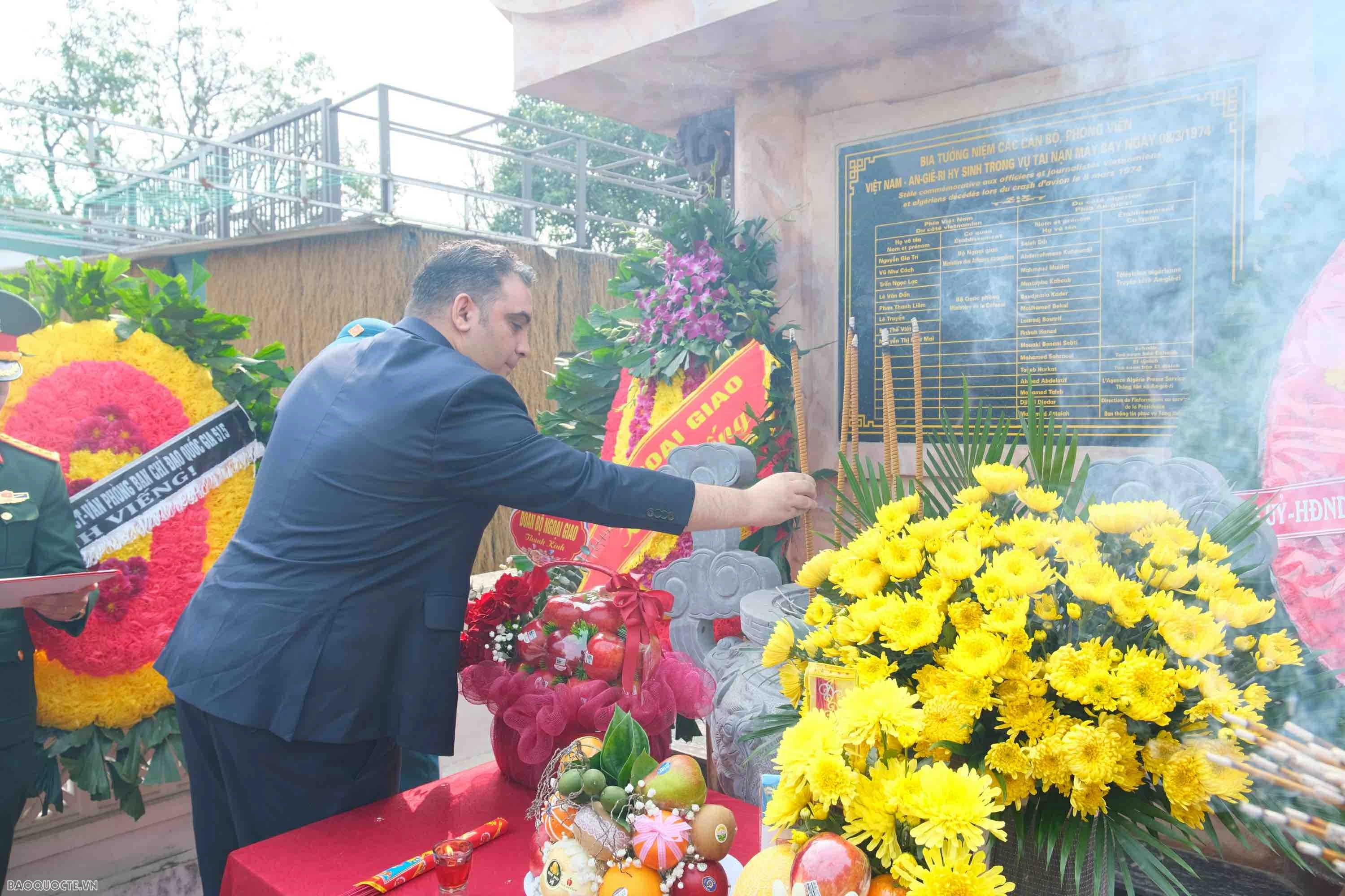 Lễ tưởng niệm 52 năm các cán bộ, phóng viên Việt Nam-Algeria hy sinh trong vụ tai nạn máy bay tại Sóc Sơn Lễ tưởng niệm 52 năm các cán bộ, phóng viên Việt Nam-Algeria hy sinh trong vụ tai nạn máy bay tại Sóc Sơn