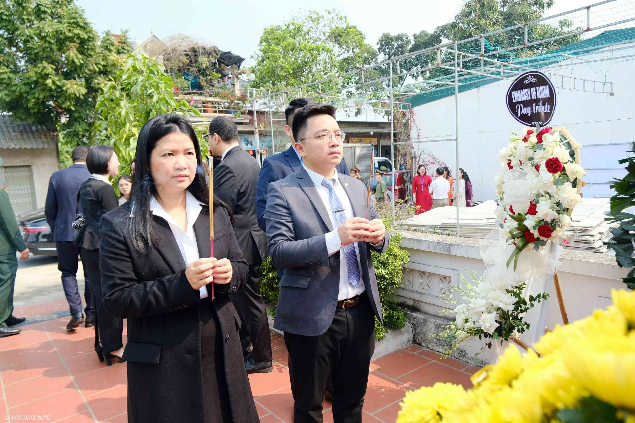 Lễ tưởng niệm 52 năm các cán bộ, phóng viên Việt Nam-Algeria hy sinh trong vụ tai nạn máy bay tại Sóc Sơn Lễ tưởng niệm 52 năm các cán bộ, phóng viên Việt Nam-Algeria hy sinh trong vụ tai nạn máy bay tại Sóc Sơn