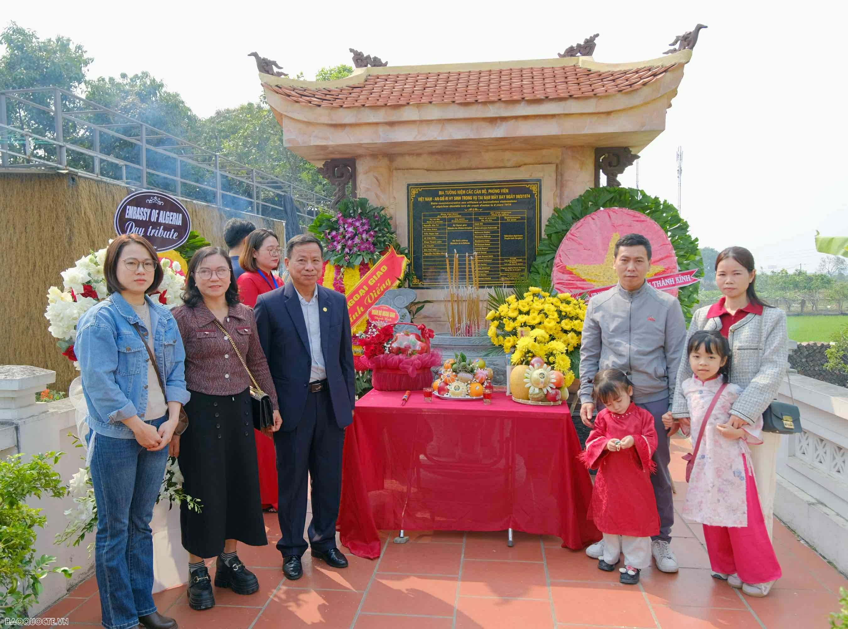 Lễ tưởng niệm 52 năm các cán bộ, phóng viên Việt Nam-Algeria hy sinh trong vụ tai nạn máy bay tại Sóc Sơn Tưởng niệm 52 năm ngày các cán bộ, phóng viên Việt Nam-Algeria hy sinh trong vụ tai nạn máy bay tại Sóc Sơn