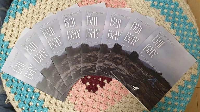 Thi sĩ Hy Lạp ra mắt tập thơ 'Bụi bay' tại Việt Nam Thi sĩ Hy Lạp ra mắt tập thơ 'Bụi bay' tại Việt Nam