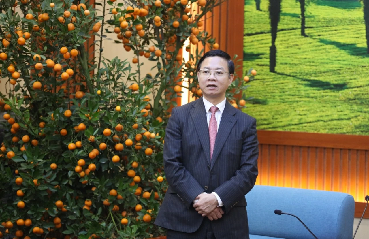 Thứ trưởng khẳng định Bộ Ngoại giao cùng mạng lưới các cơ quan đại diện Việt Nam ở nước ngoài sẽ tiếp tục đồng hành, hỗ trợ các địa phương quảng bá tiềm năng, kết nối nhà đầu tư và thúc đẩy hợp tác quốc tế trong các lĩnh vực kinh tế, thương mại, đầu tư và du lịch. (Ảnh: Thành Long)