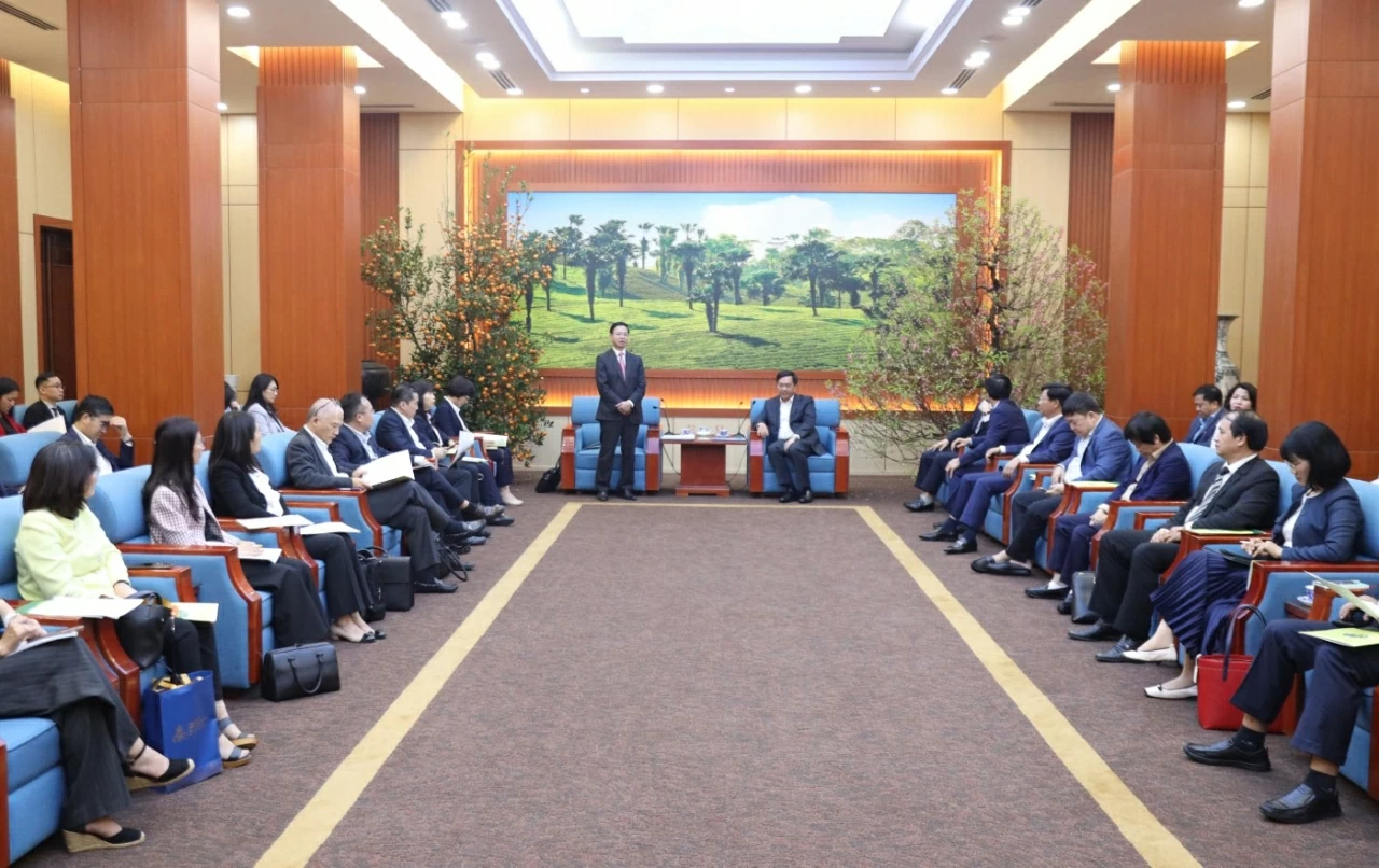 Đoàn Trưởng Cơ quan đại diện Việt Nam ở nước ngoài làm việc với tỉnh Phú Thọ. (Ảnh: Thành Long)