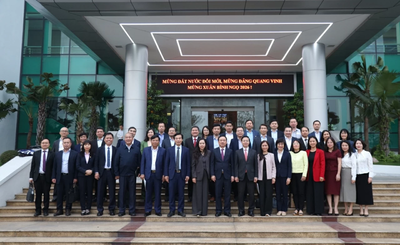 Các đại biểu chụp ảnh lưu niệm. (Ảnh: Thành Long)